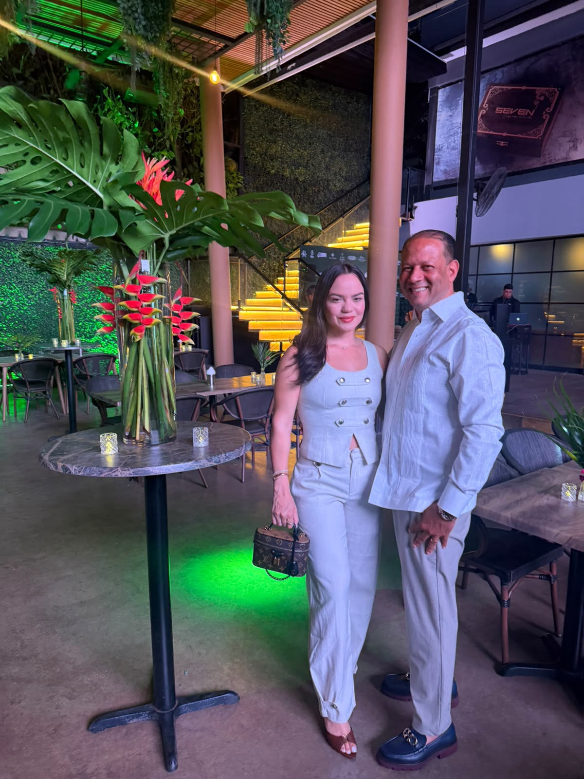 Pareja vestida de lino claro Costapalma en un restaurante
