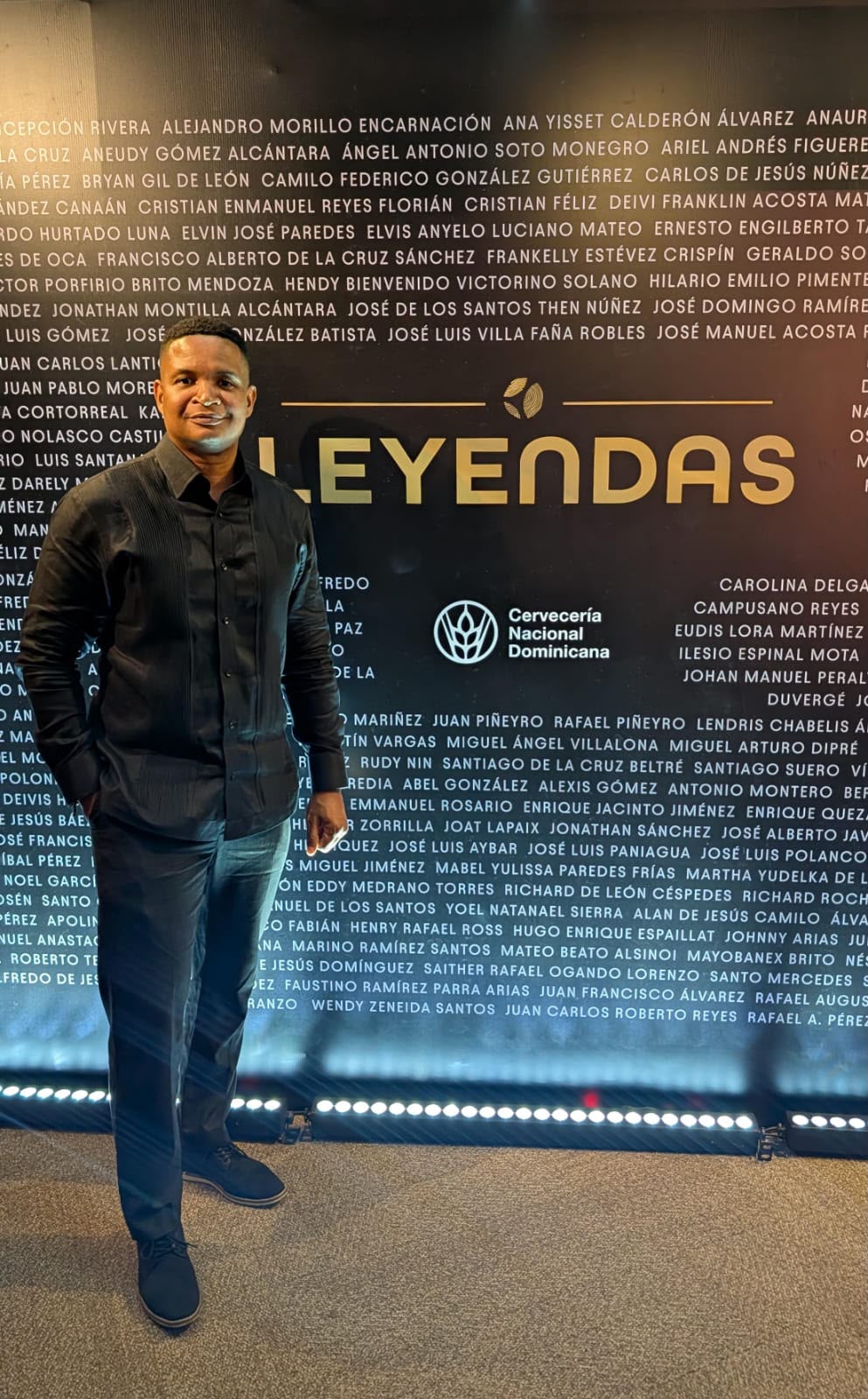 Cliente Costapalma con chacabana negra en un evento nocturno