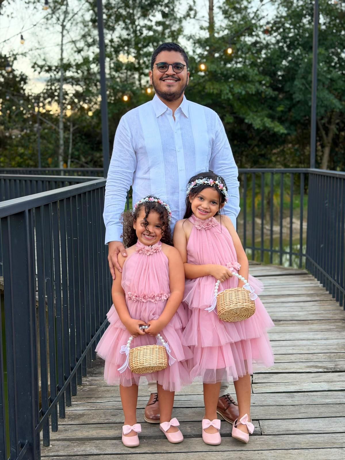 Cliente Costapalma con chacabana blanca junto a sus hijas en una boda